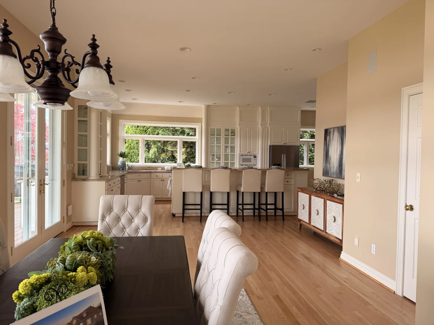 Open kitchen and dining room with discreet in-ceiling speakers, Bellevue